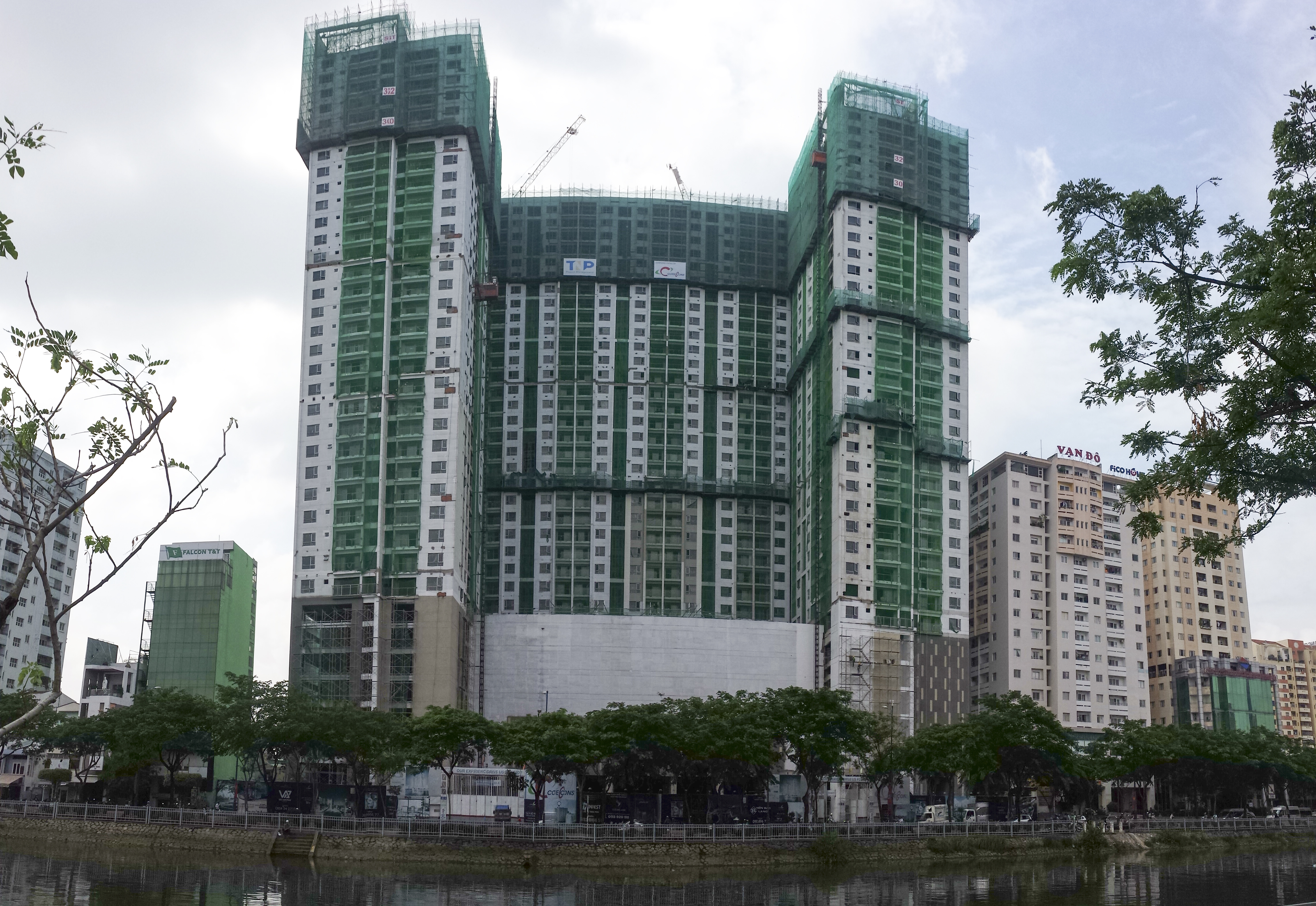 Hình thực tế tại công trường The GoldView cuối tháng 8.2017