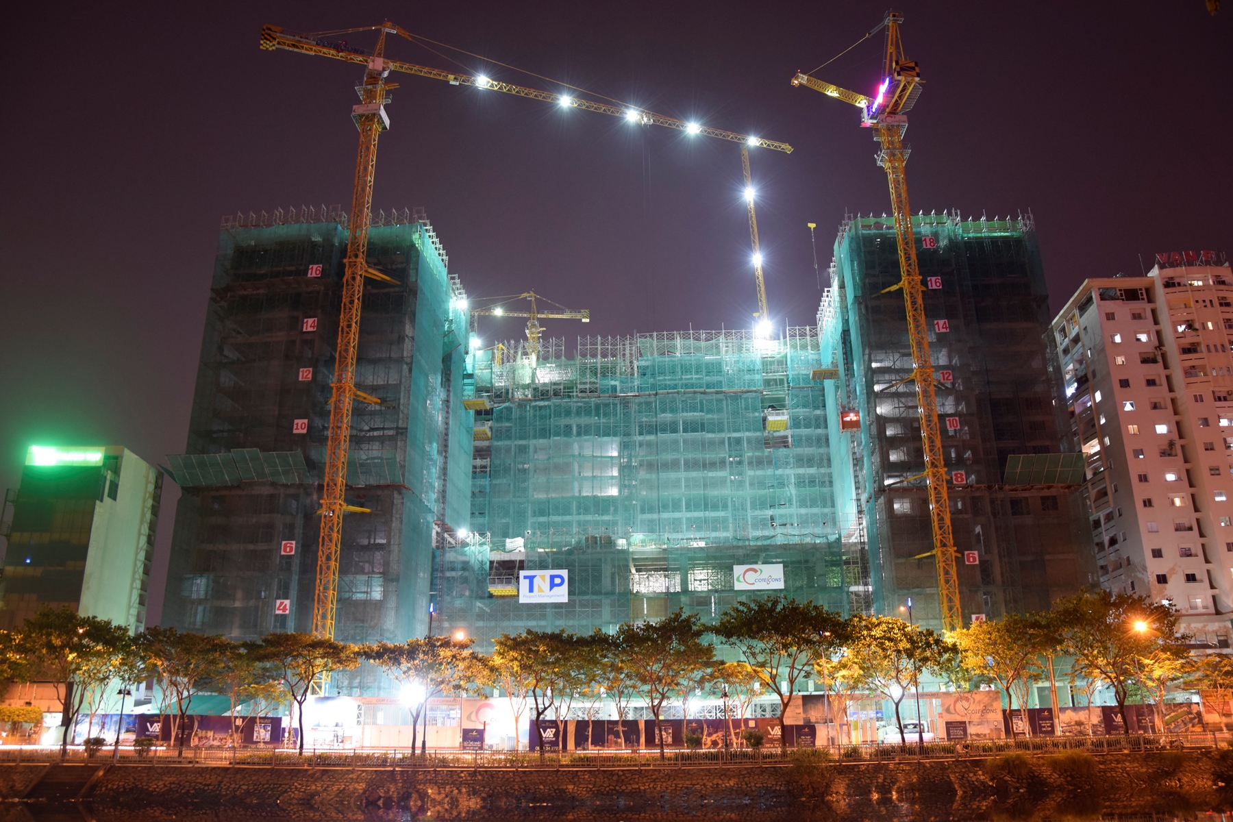 Hình thực tế tại công trường The GoldView cuối tháng 12.2016